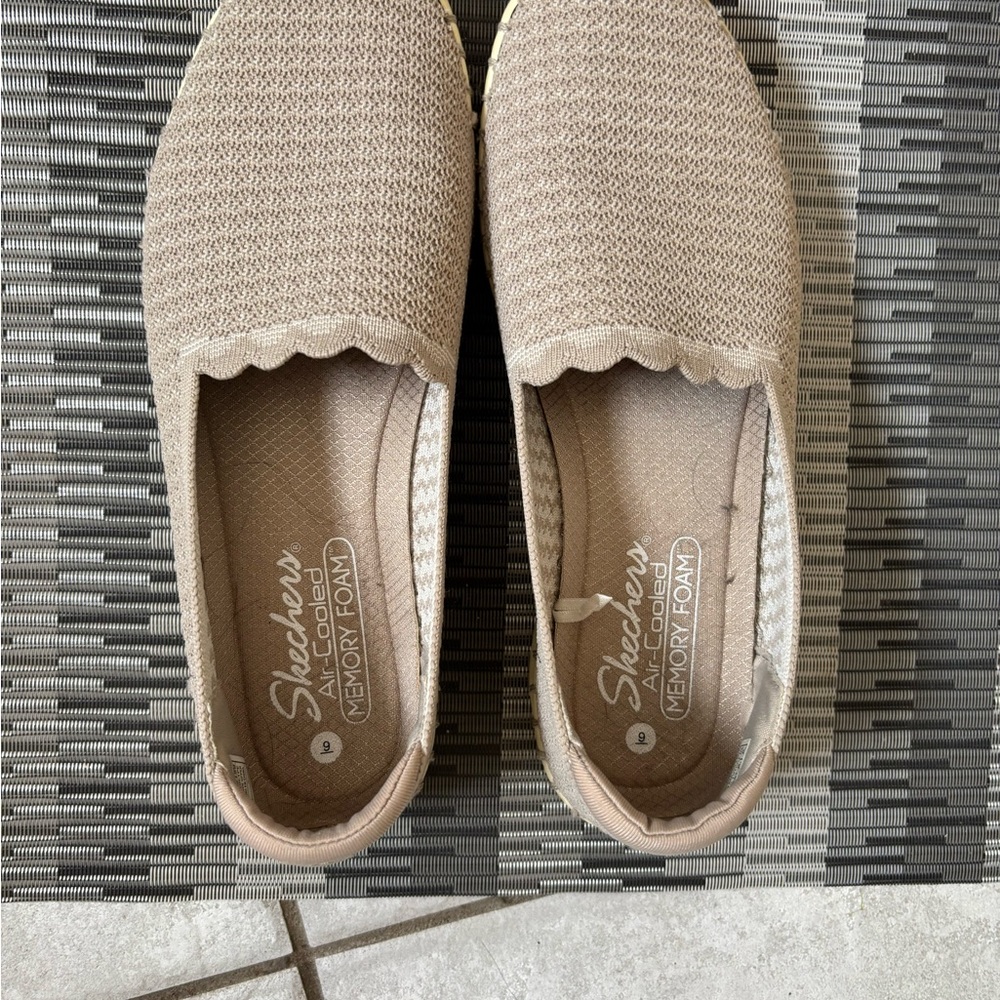 Like New Sketchers Women's Taupe Slip-On Flats. Size 9.